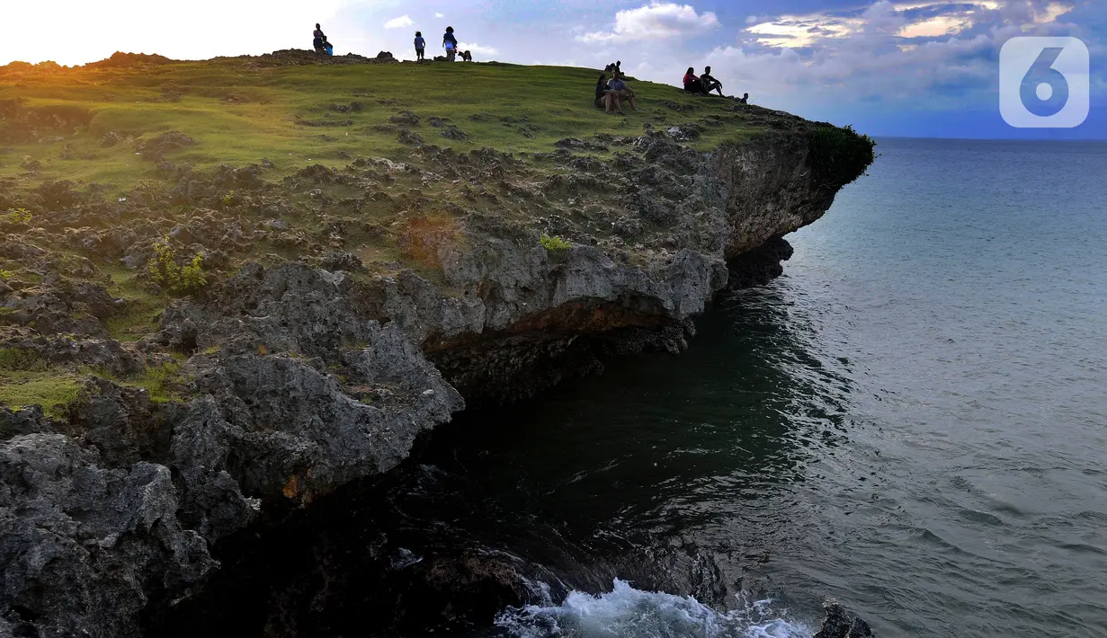 Honeymoon Beach di Jimbaran Badung ini tergolong sepi pengunjung, dan menjadi salah satu pantai yang tersembunyi di kawasan pariwisata Bali Selatan yang terkenal dengan pantai-pantai indah. (merdeka.com/Arie Basuki)