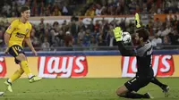 Kiper AS Roma, Alisson mengamankan gawang dari sepakan pemain Atletico Madrid, Luciano Vietto pada laga grup C Liga Champions di Olympic stadium, Rome (12/9/2017). AS ROma bermain imbang 0-0 dengan Atletico. (AP/Alessandra Tarantino)