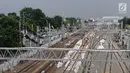 Aktivitas pekerja di jalur dwiganda atau double-double track (DDT) kawasan Cipinang, Jakarta, Jumat (12/4). DDT Jatinegara-Cakung memiliki panjang 9,5 kilometer dari panjang lintas DDT Manggarai-Cikarang yakni 35 Km. (Liputan6.com/Herman Zakharia)