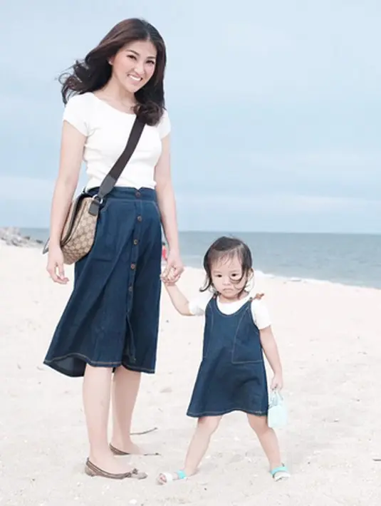 Tak hanya di rumah, Sarwendah dan Thalia pun juga tampil kompak saat liburan. Di foto yang menunjukan keduanya berada di tepi pantai ini memperlihatkan mereka yang memakai baju senada.  (Instagram/Sarwendah29)