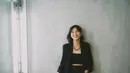Dengan penuh senyum, Sheila Dara padukan strapless inner dengan blazer hitam. Kalung rantai yang dikenakannya memberi kesan yang khas. [instagram/sheiladaisha]