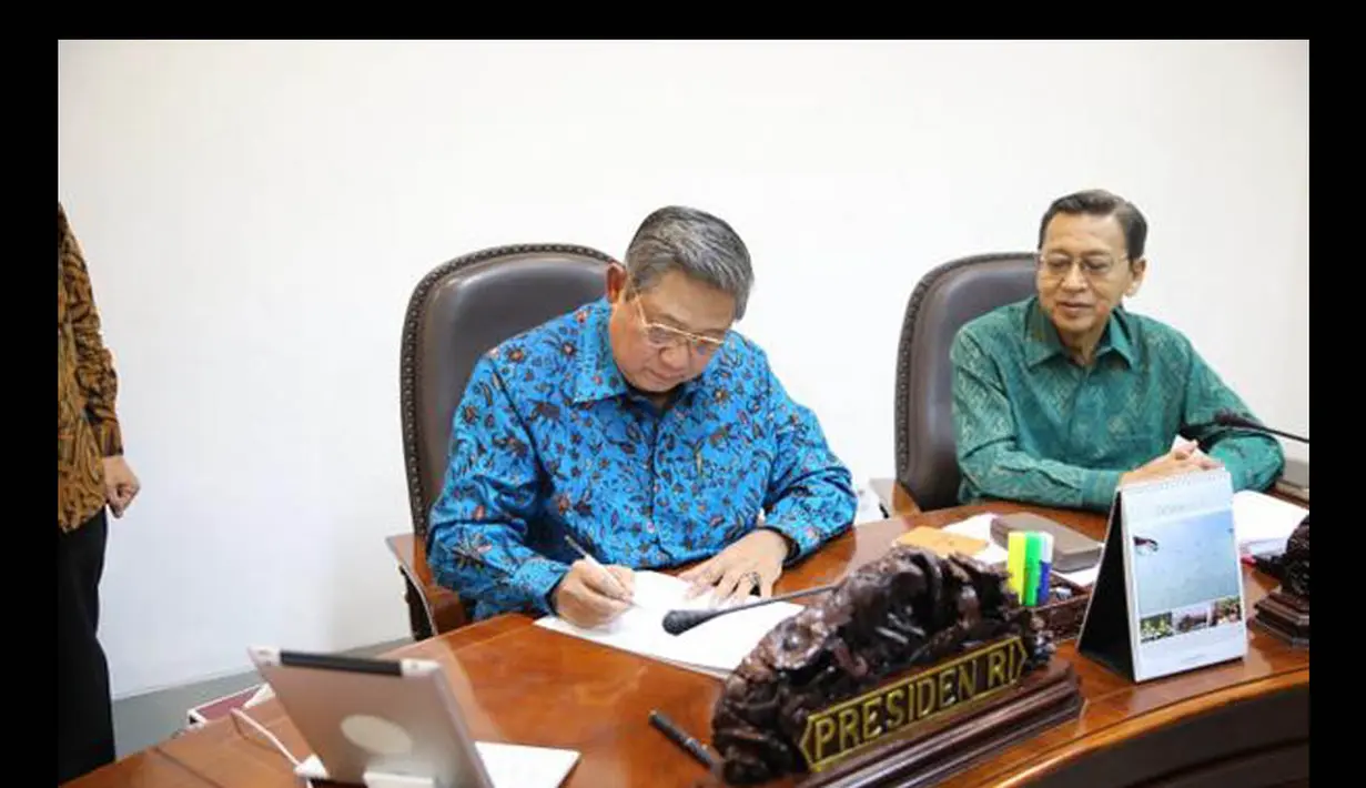 Presiden SBY menandatangani dua Perppu menolak Pilkada tidak langsung, di Kantor Presiden, (2/10/14). (twitter.com/SBYudhoyono)