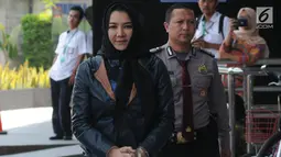 Terpidana kasus suap pemberian izin lokasi perkebunan di Kutai Kartanegara, Rita Widyasari tiba untuk menjalani pemeriksaan di Gedung KPK, Jakarta, Rabu (3/7/2019). Mantan Bupati Kutai Kartanegara itu diperiksa terkait kasus Tindak Pidana Pencucian Uang (TPPU). (merdeka.com/Dwi Narwoko)