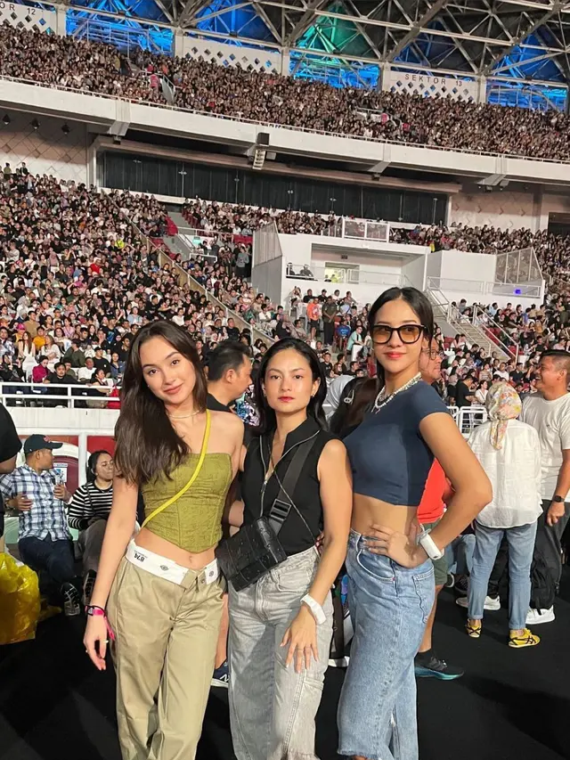 Adu Outfit Minimalis dari Caitlin Halderman, Anya Geraldine, dan Wulan Guritno yang Pamer Perut Rata di Konser Coldplay
