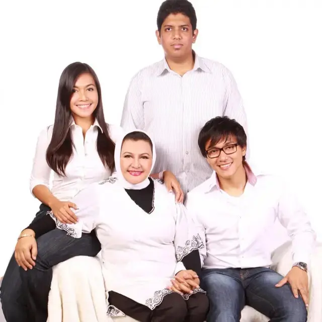 6 Potret Transformasi Denada dan Ibundanya,