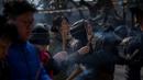 Sejumlah warga berdoa untuk keberuntungan pada hari kelima Tahun Baru Imlek di Yonghegong, atau Kuil Lama di Beijing (9/2). Warga China di seluruh dunia menyambut Tahun Babi pada 5 Februari.  (AFP Photo/Nicolas Asfouri)