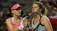 Petenis putri Jerman, Anna-Lena Friedsam, tidak kuasa menahan tangis usai tersingkir dari Australia Open 2016 (Reuters)