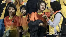 Mereka tertawa dan bercengkrama antara satu dengan yang lain saat Bhayangkara FC melawan Semen Padang pada babak delapan besar Piala Presiden 2017 di Stadion Manahan, Solo, (26/2/2017). (Bola.com/Nicklas Hanoatubun) 