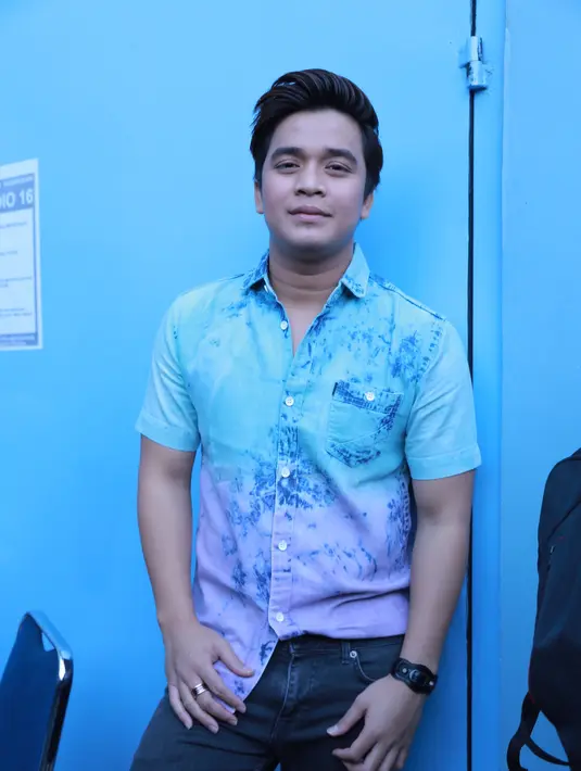 "Kesulitannya gue harus belajar nyanyi pasti. Gue harus tahu karakter suara gue. Agak-agak sedikit fals gitu, jelas basic kan bukan nyanyi, tapi belajar terus bang Billy. tutur Billy Syahputra. (Galih W. Satria/Bintang.com)