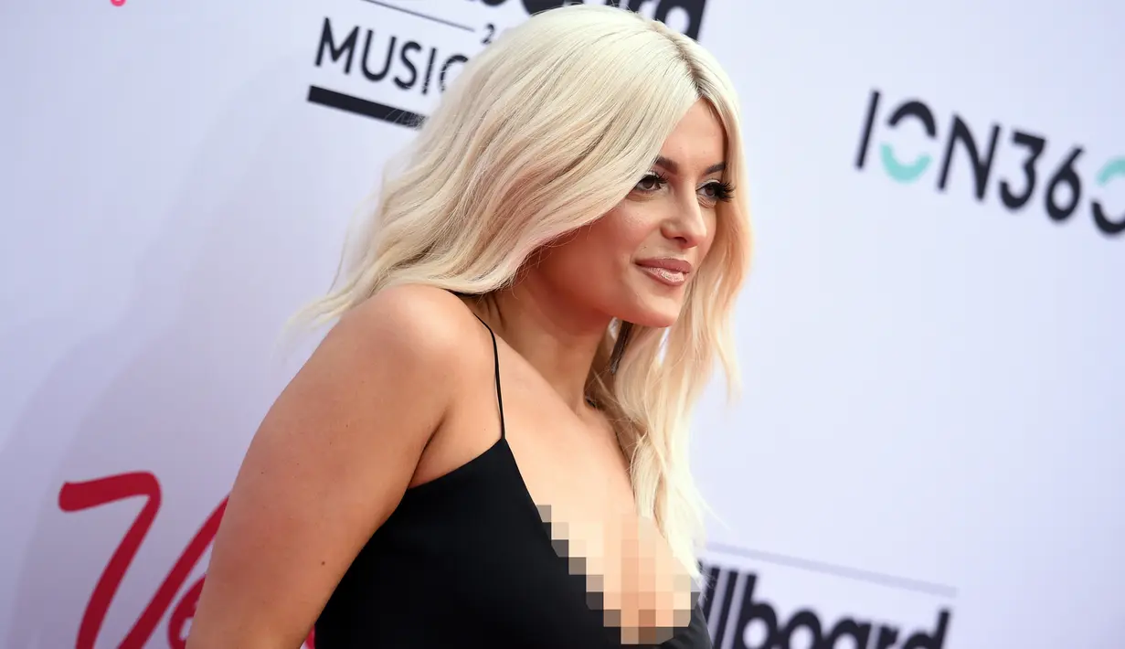 Bebe Rexha saat menghadiri acara Billboard Music Awards (BMA) 2017 di Las Vegas, Nevada, Minggu (21/5). BMA diberikan oleh Billboard kepada musisi yang menempati tangga lagu populer pada akhir tahun di Amerika Serikat (AP/Photo/Richard Shotwell)