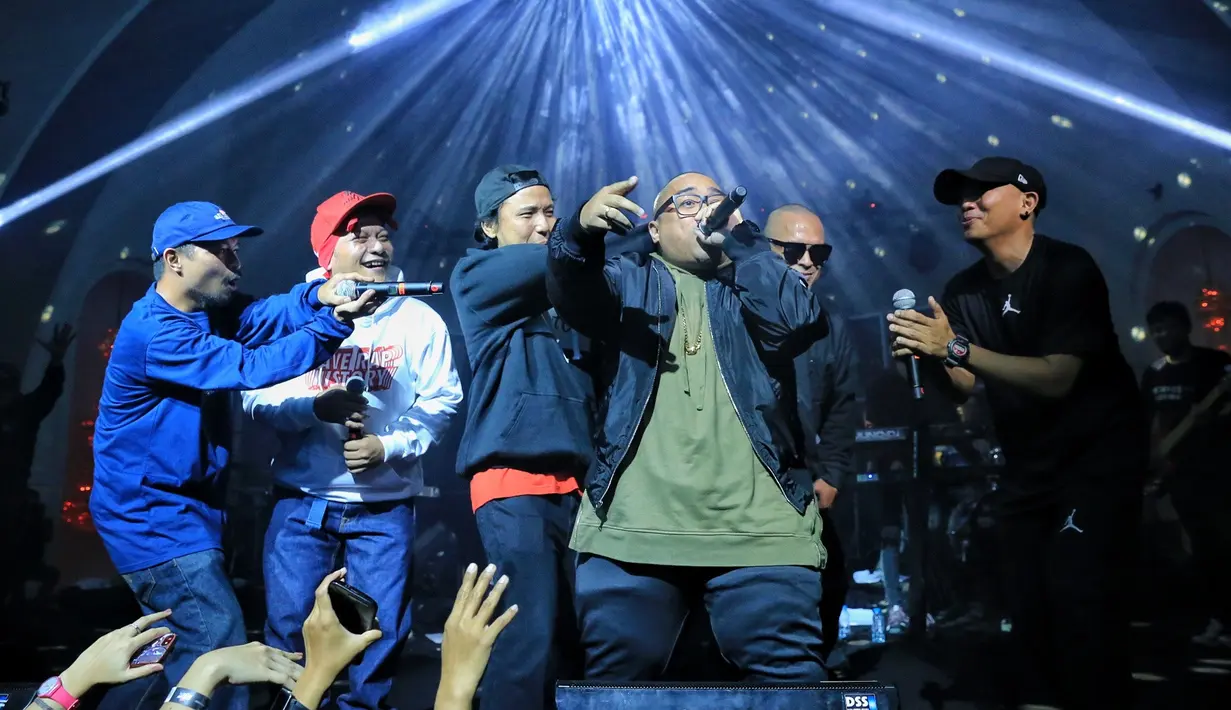 "Ini lagu tentang kekesalan gue, kenapa sih orang pada fake semua, pada pake topeng," lanjut Iwa K sebelum menyanyikan Topeng.  (Adrian Putra/Bintang.com)