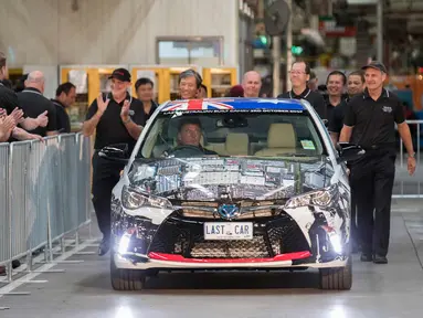 Camry hybrid, mobil Toyota terakhir yang diproduksi di pabrik Altona, Melbourne, Australia (3/10). Pada 3 Oktober 2017 Perusahaan Jepang Toyota menutup pabriknya di Australia setelah 54 tahun. (Toyota Australia via AP)
