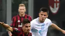 Striker AC Milan, Andre Silva, berebut bola dengan striker Rijeka, Domagoj Pavicic, pada laga Liga Europa di Stadion San Siro, Milan, Kamis (28/9/2017). AC Milan menang 3-2 atas  Rijeka. (AP/Matteo Bazzi)