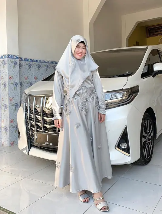 Via Vallen terlihat begitu mempesona saat mengenakan hijab dan baju dengan warna yang senada.(Liputan6.com/IG/@viavallen)