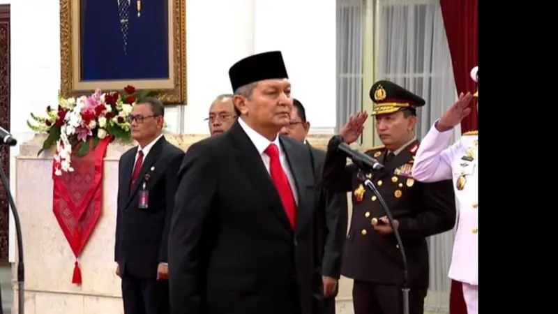 Presiden Jokowi resmi melantik Komjen Rycko Amelza Dahniel sebagai Kepala Badan Nasional Penanggulangan Terorisme (BNPT), Senin (3/4/2023).