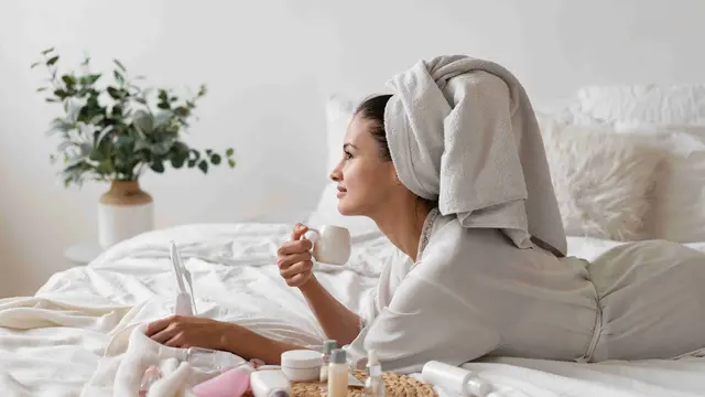 Ilustrasi perempuan yang merawat diri