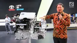 Senior Manager Coodinator Toyota Daihatsu Engineering and Manufacturing (TDEM) Daisuke Itaga menjelaskan kerja mesin mobil hybrid electric vehicle (HEV) Toyota Prius Gen-4 X-Ray cut body yang dipamerkan dalam GIIAS 2019 di ICE BSD, Tangerang, Jumat (19/9/2019). (Liputan6.com/Ferbian Pradolo)