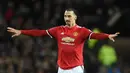 Penyerang Manchester United, Zlatan Ibrahimovic memberikan gestur selama laga pekan ke-12 Liga Primer Inggris di Old Trafford, Minggu (19/11). Laga MU vs Newcastle United menjadi pertanda kebangkitan Ibra dari belenggu cedera. (Oli SCARFF/AFP)