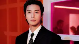 Park Seo Joon adalah salah satu brand ambassador Chanel yang paling terkenal. Sang aktor memadukan setelan formal lengkap dengan dasi yang dicetak dengan logo Chanel. (Foto: Instagram/ bn_sj2013)