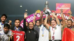 Tim asuhan Bima Sakti itu pun berhasil mengembalikan trofi Piala AFF U-16 ke Indonesia setelah pada 2018 lalu juga berhasil dimenangkan oleh Timnas Indonesia U-16 asuhan Fakhri Husaini. (Bola.com/Bagaskara Lazuardi)