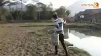 [VIDEO] Kekeringan, Warga Cari Air di Lembah dan Bekas Galian