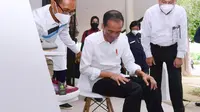 Presiden Joko Widodo atau Jokowi dan Ibu Negara Iriana mengunjungi kawasan usaha mikro, kecil, dan menengah (UMKM) Bazaar Mandalika di Kabupaten Lombok Tengah Nusa Tenggara Barat (NTB), Kamis (13/1/2022)