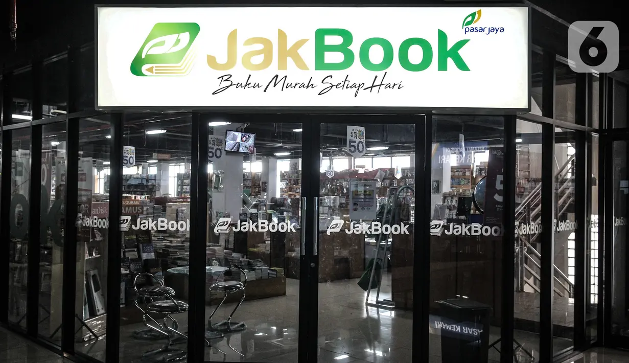 Suasana sepi pengunjung di toko buku JakBook, Pasar Kenari, Jakarta, Kamis (4/2/2021). Menurut salah satu pekerja, sebanyak 50 persen dari total buku koleksi JakBook terpaksa dikembalikan ke penerbit akibat merosotnya penjualan. (merdeka.com/Iqbal S. Nugroho)