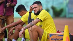 Awalnya Diego merasa rasa canggung dan segan saat memasuki lapangan. Namun semua berubah kala Dendi Santoso dan Ahmad Alfarizi menyapanya. Mereka pernah sama-sama di Timnas Indonesia U-23 tahun 2011 silam. (Bola.com/Iwan Setiawan)