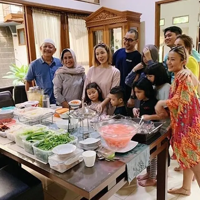 Makin Akrab, Ini 5 Momen Ayu Ting Ting Bareng Keluarga Sang Kekasih