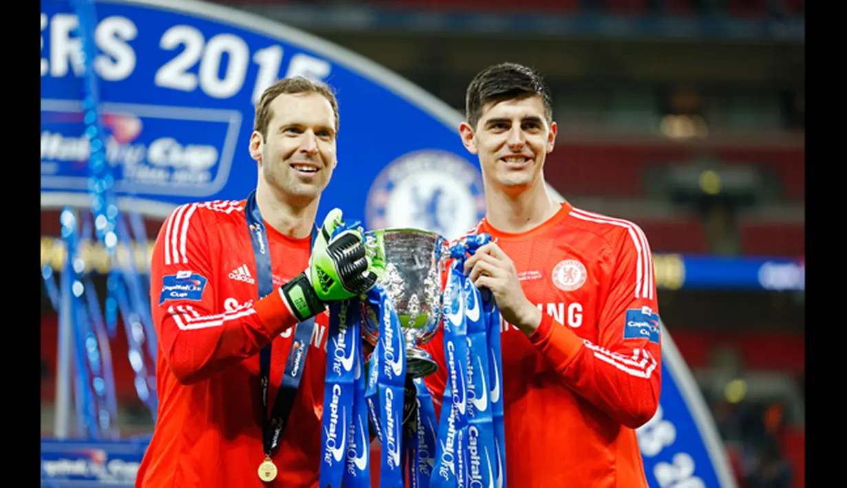Penjaga gawang Chelsea, Petr Cech (kiri) bersama Thibaut Courtois berpose dengan piala Liga 2014/2015 di final Capital One Cup di Stadion Wembley, London, Minggu (1/3/2015). Chelsea menang 2-0 atas Tottenham Hotspur. (Reuters / John Sibley)