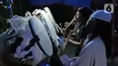 Sejumlah warga memukul bedug pada malam takbiran di kawasan Tanah Baru, Bogor, Jawa Barat, Sabtu (23/5/2020). Di tengah pandemi virus corona COVID-19, sejumlah warga tetap merayakan malam takbiran dengan memukul bedug. (Liputan6.com/Herman Zakharia)