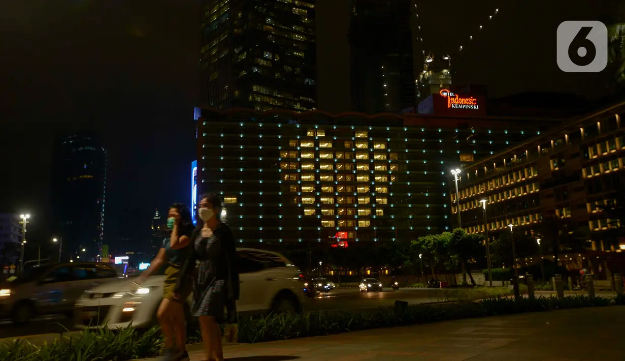 Lampu kamar menyala membentuk lambang hati di Hotel Indonesia Kempinski, Jakarta, Jumat (17/4/2020). Malam. Aksi tersebut sebagai bentuk penghargaan dan pesan cinta terhadap para tenaga medis yang berjuang di garis depan dalam penangnanan COVID-19 di Indonesia. (merdeka.com/Imam Buhori)