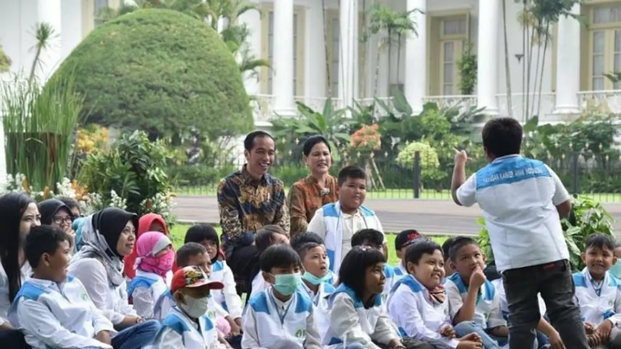 Joko Widodo bersama pasien dan penyintas kanker anak. (Facebook Joko Widodo/Biro Pers Setpres)