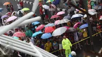 Warga menonton JPO yang roboh akibat hujan deras dan angin kencang di Jalan Raya Pasar Minggu, Jakarta Selatan, Sabtu (24/09). Keberadaan papan iklan dituding menjadi penyebab ambruknya JPO. (Liputan6.com/Immanuel Antonius)