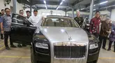 Menteri Sosial Saifullah Yusuf bersama Wakil Menteri Sosial Agus Jabo dan perwakilan pemenang lelang berpose dengan mobil mewah Roll-Royce yang laku dilelang senilai Rp2.539.957.000 di Gudang Konvensi Kementerian Sosial Kompleks Taman Makam Pahlawan Kalibata, Jakarta, Selasa (24/6/2025). (merdeka.com/Arie Basuki)