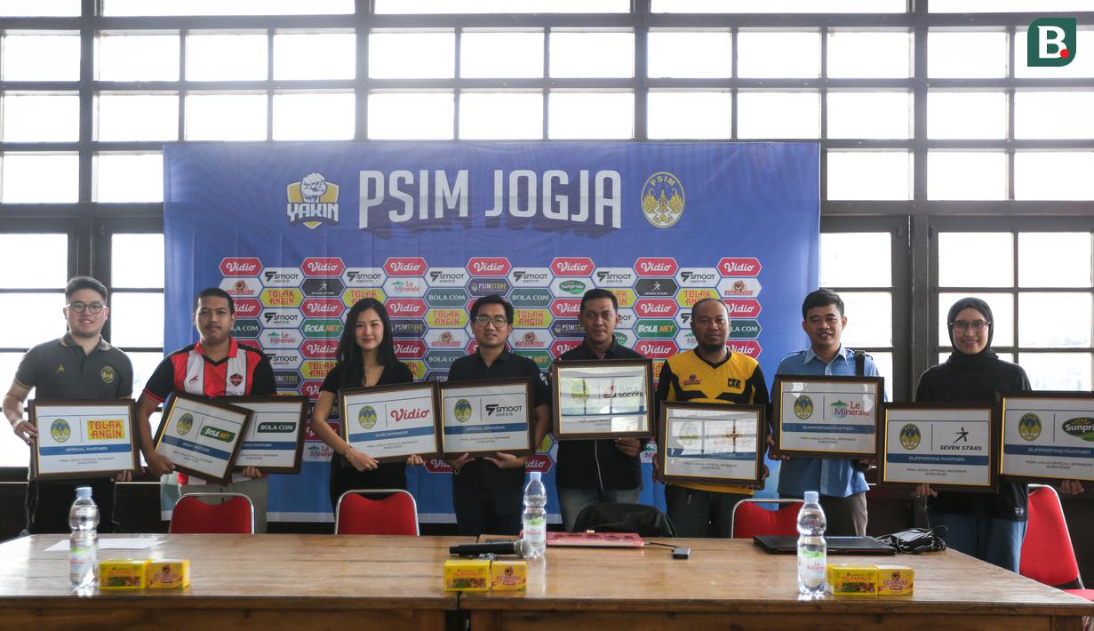 PSIM Yogykarta bersama sponsornya berfoto bersama saat konferensi pers sponsor PSIM Yogyakarta yang berlangsung di Wisma PSIM Yogyakarta, Sabtu (13/08/2022). Mereka yang bermitra dengan Laskar Mataram meliputi Vidio, Smoot, Tolak Angin, Extra Joss, Le Minerale, Super Soccer, Sunpride, Seven Stars, Bola.com, dan Bola.net. (Bola.com/Bagaskara Lazuardi)