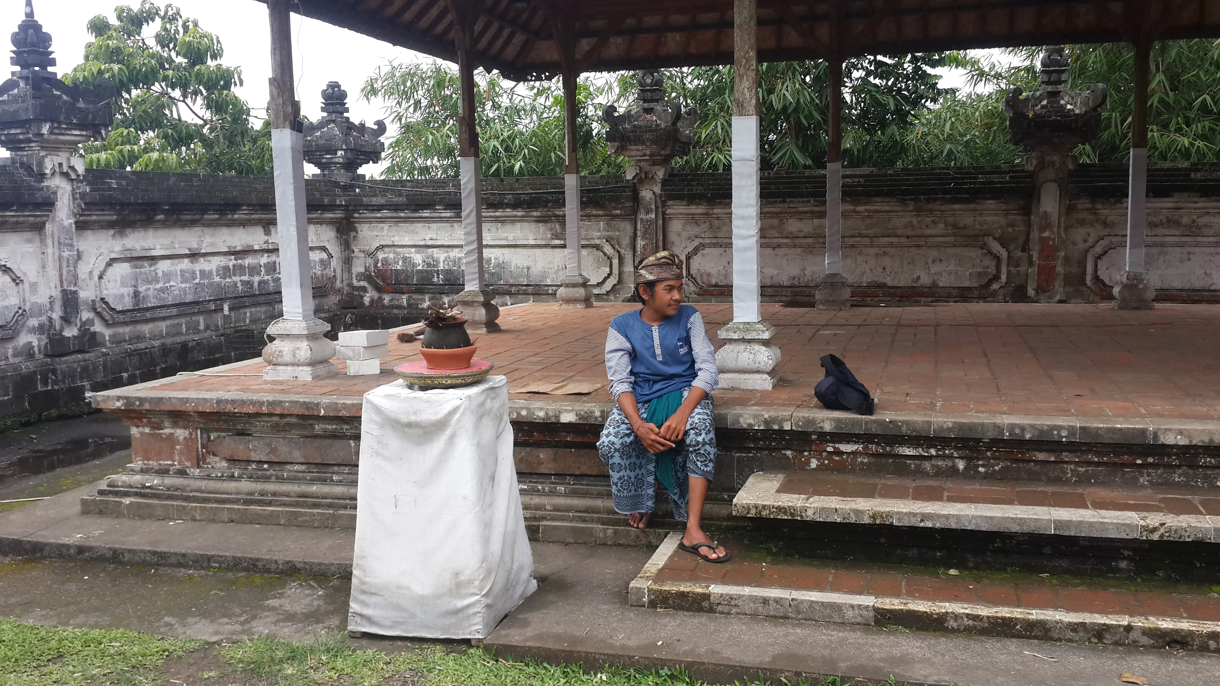 Warga Desa Tribuana yang sehari-harinya menjaga Pura Lempuyang, Kadek Suanarta (19), bercerita soal Gunung Agung. (Liputan6.com/Putu Merta Surya Putra)