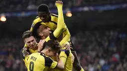Para pemain Dortmund merayakan gol yang dicetak Pierre-Emerick Aubameyang ke gawang Real Madrid. Dortmund berhasil menjadi juara grup usai menahan imbang Los Blancos 2-2. (AFP/Javier Soriano)