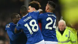 Sejumlah pemain berusaha memisahkan perkelahian antara Pemain Liverpool, Curtis Jones dengan pemain Everton, Abdoulaye Doucoure setelah laga lanjutan Liga Inggris 2024/2025 di Goodison Park, Liverpool, Inggris, Rabu (13/02/2025) WIB. (AFP/Paul Ellis)