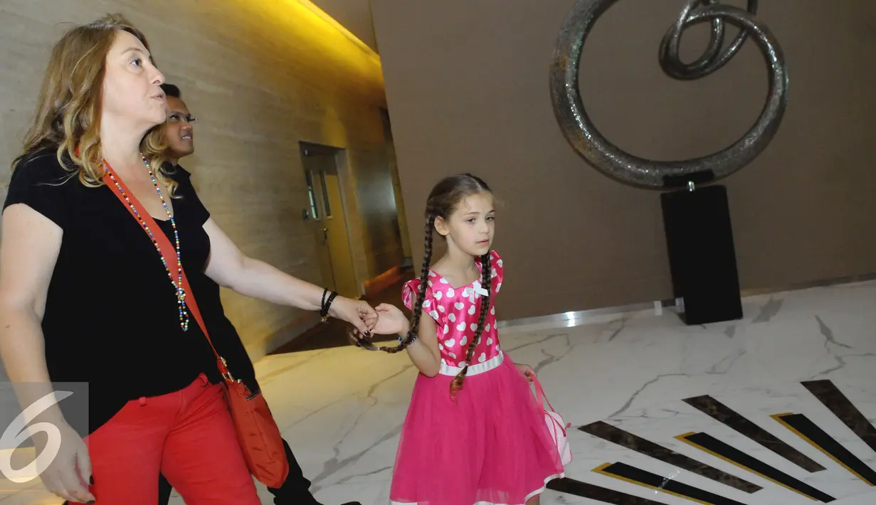 Isabella Damla Guvenilir, pemeran Elif terlihat antusias saat mulai memasuki kantor Liputan6.com, Jakarta, Senin (24/8/2015). (Liputan6.com/Faisal R Syam)