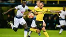 Aksi Paco Alcacer dan Davinson Sanchez pada leg kedua, babak 16 besar Liga Champions yang berlangsung di Stadion Signal Iduna Park, Dortmund, Rabu (6/3). Tottenham Hotspur menang 1-0 atas Dortmund. (AFP/S.Schermann)
