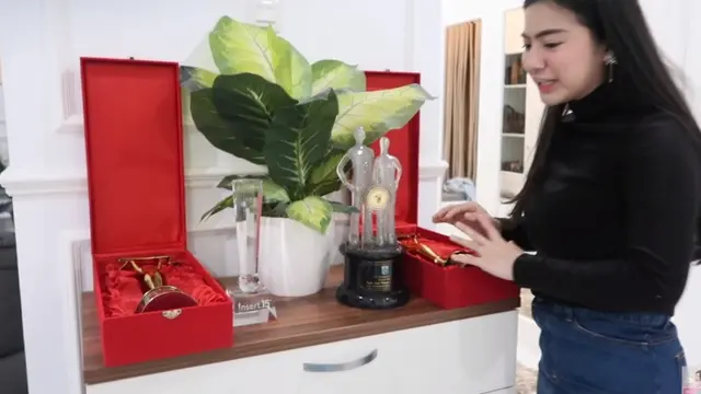 7 Potret Kamar Felicya Angelista, Banyak Pajang Hadiah dari Caesar Hito