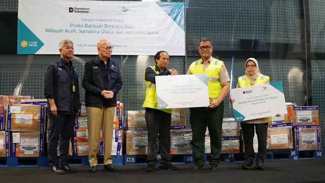 Garuda Indonesia bersama Aerowisata Group menerbangkan 7 ton bantuan kemanusiaan untuk korban bencana di Aceh, Sumatra Utara, dan Sumatra Barat. (Dok Garuda)