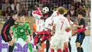 Laga kedua tim berlangsung sengit sejak menit awal pertandingan. Sejak awal babak pertama Barcelona harus bermain dengan 10 orang akibat kartu merah yang didapat Eric Garcia. (AP Photo/Laurent Cipriani)