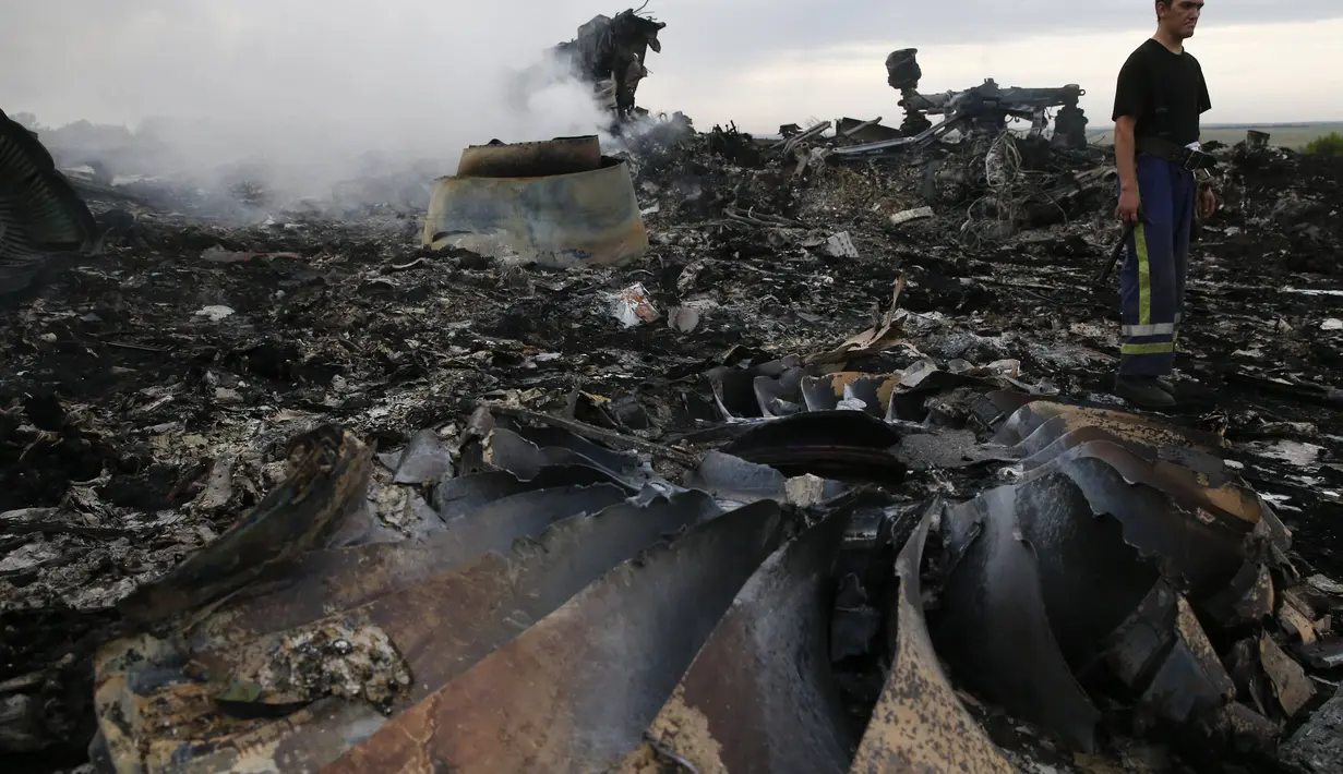 Sebuah pesawat milik maskapai penerbangan Malaysia Airlines MH-17 ditembak jatuh di atas Ukraina, Kamis (17/7/14).  (REUTERS/Maxim Zmeyev)