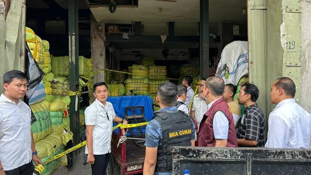 Polisi melakukan penggerebekan terhadap sejumlah toko diduga terkait importasi pakaian bekas ilegal, di tiga lokasi. Salah satunya di Pasar Senen Blok III, Jakarta Pusat.