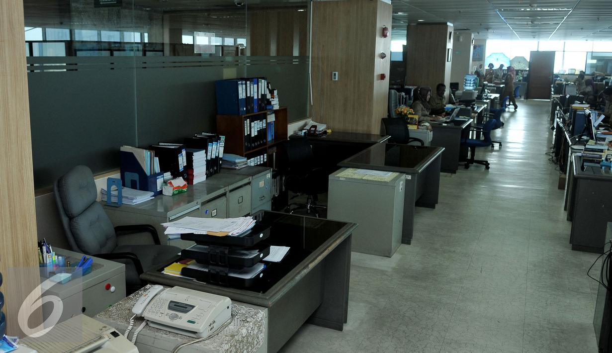 Suasana ruang kerja lingkungan Pemerintah Provinsi DKI Jakarta di kantor Balai Kota, Rabu, (22/7/2015). Sejumlah meja masih terlihat kosong pasca Idul Fitri 1436H, hal ini dikarenakan beberapa PNS mengambil cuti tahunan. (Liputan6.com/Johan Tallo)