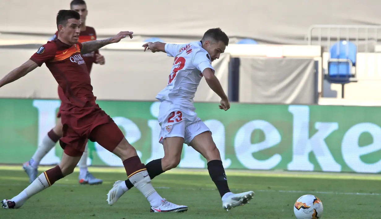 Bek Sevilla, Sergio Reguilon mencetak gol pertama untuk timnya ke gawang AS Roma pada babak 16 besar Liga Europa di Stadion Schauinsland-Reisen-Arena, Kamis (6/8/2020). Sevilla lolos ke perempat final setelah mengandaskan AS Roma dengan skor 2-0. (Wolfgang Rattay/Pool Photo via AP)