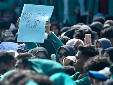 Mahasiswa menggelar unjuk rasa bertajuk Indonesia Gelap di depan gedung DPR Aceh di Banda Aceh pada Rabu 19 Februari 2025. (CHAIDEER MAHYUDDIN/AFP)