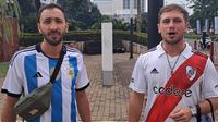 Dua suproter Timnas Argentina,&nbsp;Martin dan Franco, datang dari Australia untuk mendukung Tim Tango menghadapi Timnas Indonesia pada FIFA Matchday di Stadion Utama Gelora Bung Karno, Jakarta, Senin (19/6/2023) malam WIB. (Bola.com/Muhammad Adi Yaksa)